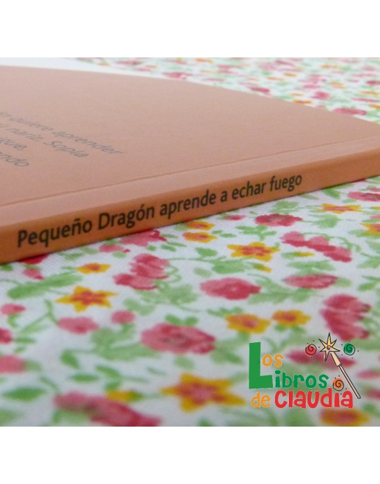 Pequeño dragón aprende a echar fuego | Los Libros de Claudia